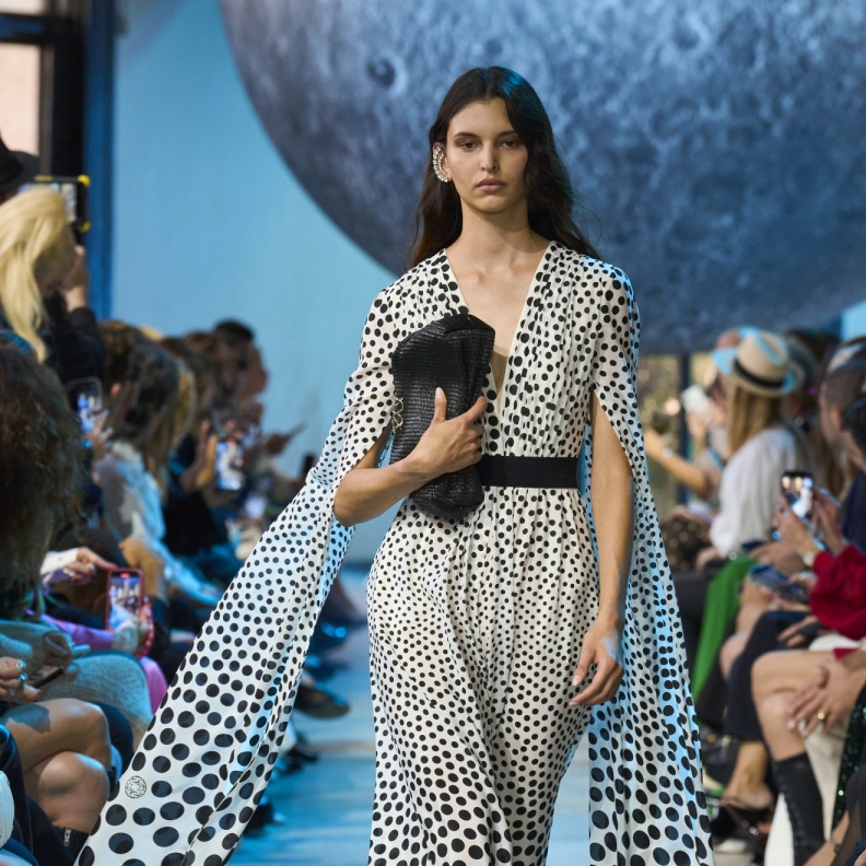 موضة البولكا دوت تتحول إلى قطع أساسية في ربيع 2024