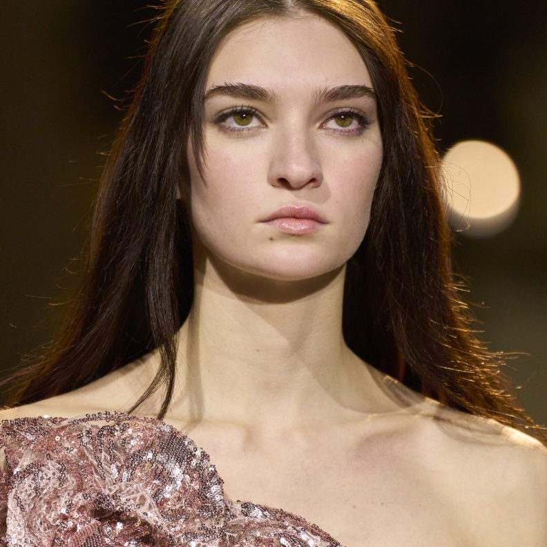 تسريحات شعر لا تزول موضتها سيطرت على عروض الموضة في باريس لخريف وشتاء 2024-2025