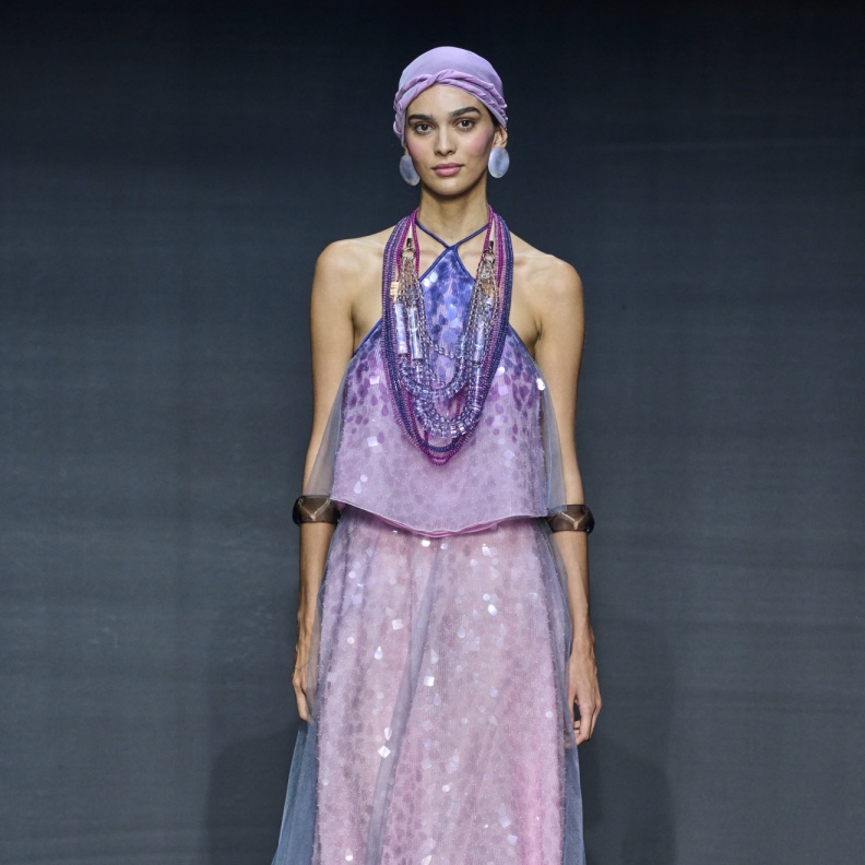 إطلالة من Emporio Armani