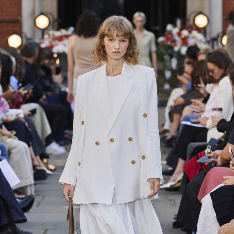 إطلالات العيد يجب أن تكون محايدة Eudon Choi