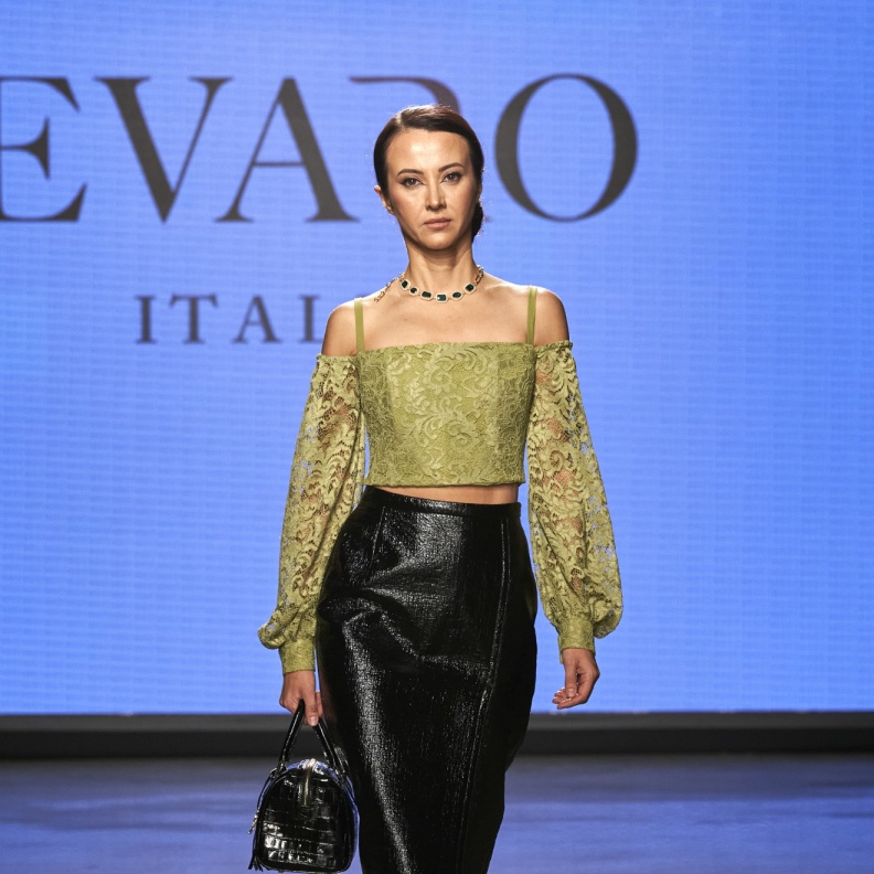 موضة التنانير السوداء في عيد الأم 2024