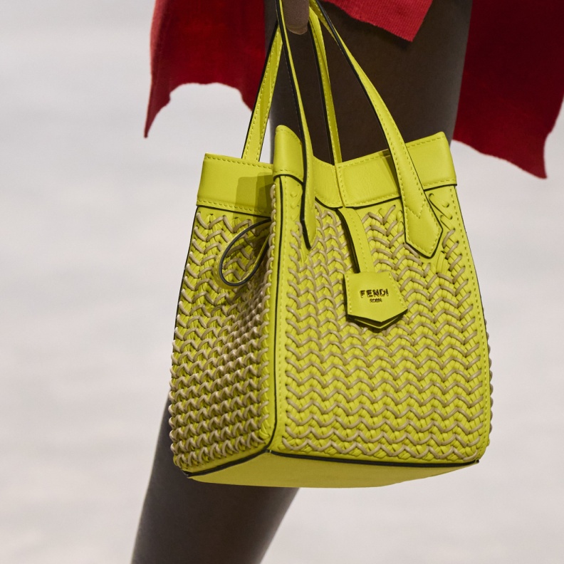 حقائب يد صفراء مربّعة لتشعي أنوثة في الربيع