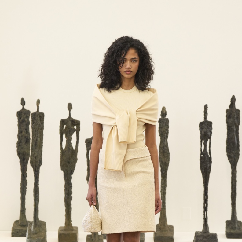 هذه هي الطريقة الوحيدة لارتداء السويتشرت هذا الموسم!