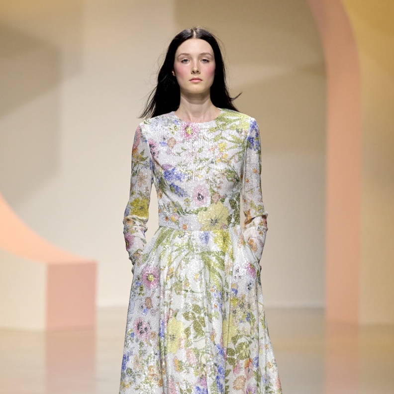 أفكار غير تقليدية لتتألقي بموضة الفساتين المنقوشة والمطبعة بالورود