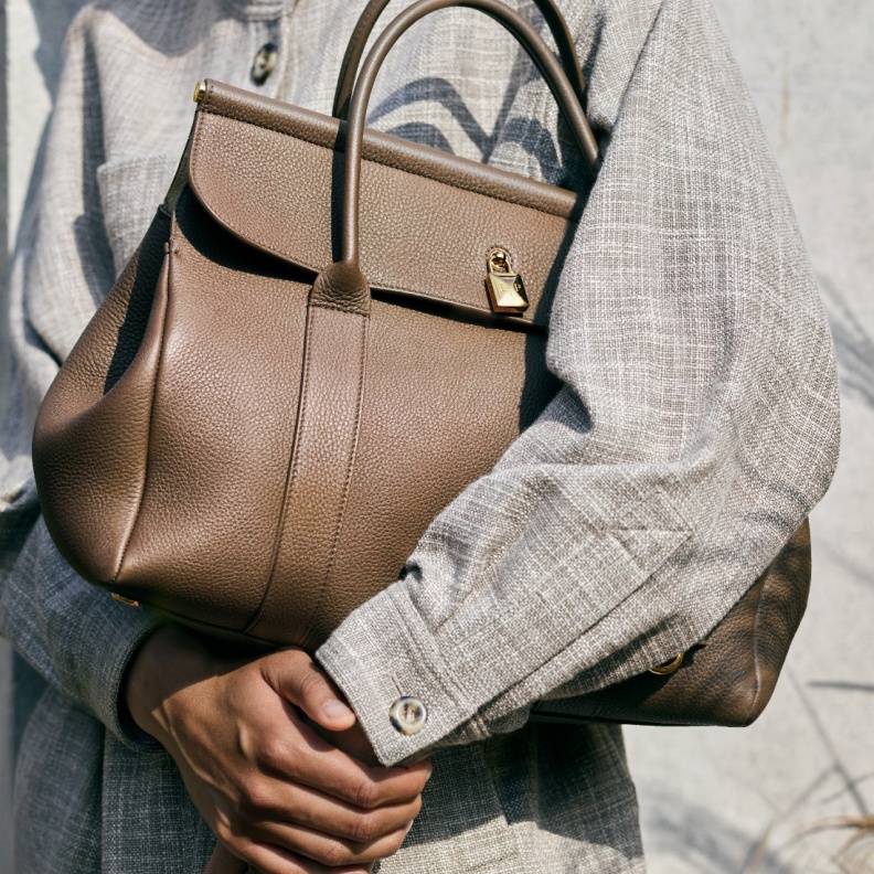 روعة الفخامة: حقيبة  The Loom bagمن Loro Piana