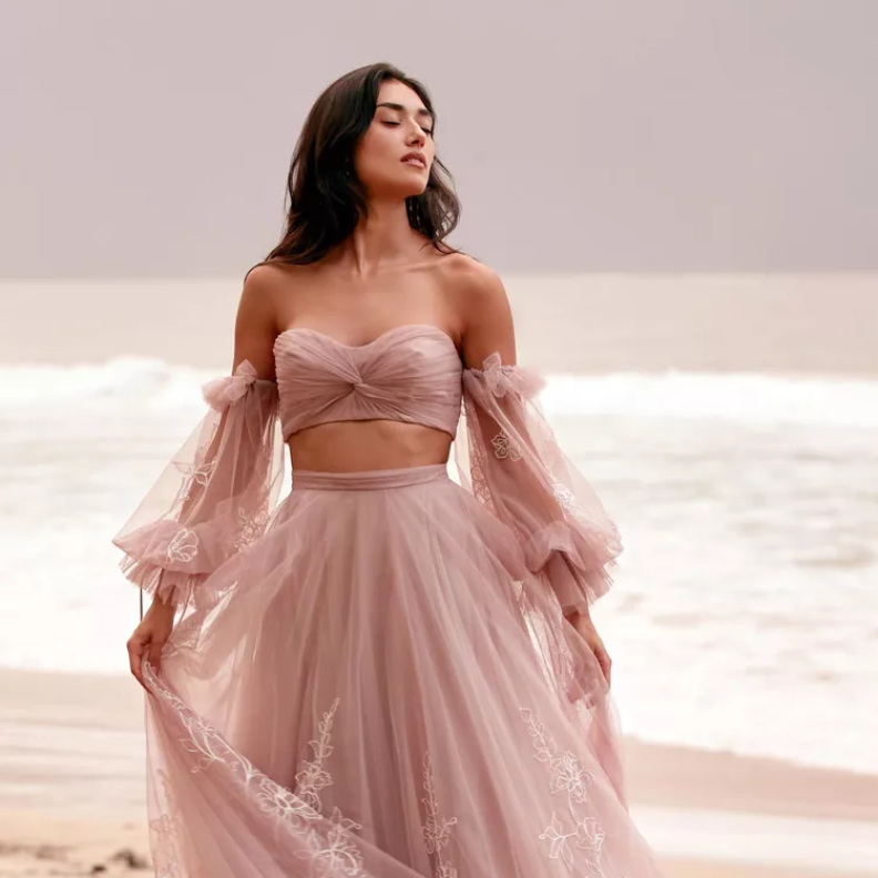 فستان زفاف ملوّن من دار Willowby لعام 2022