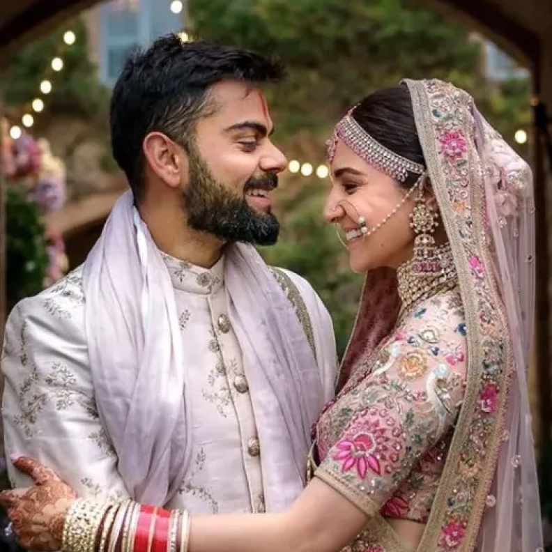 أنوشكا شارما في يوم زفافها بالساري الهندي