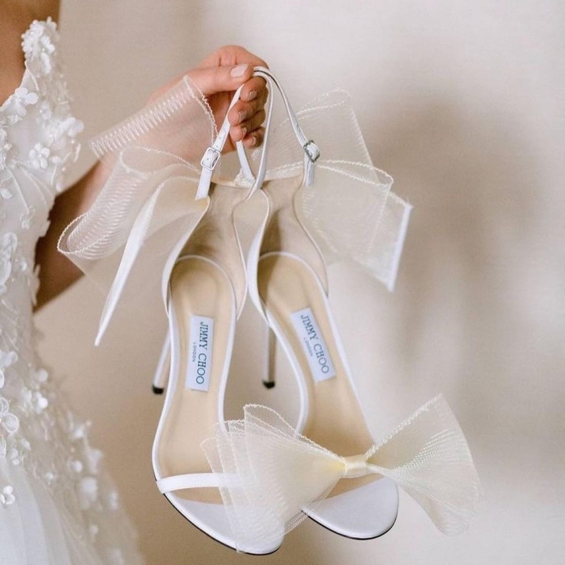 أحذية عروس مزينة بالفيونكات