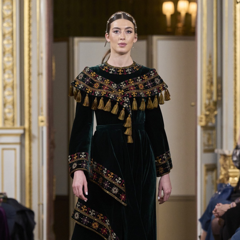 إطلالات رمضان 2024 تبرز بالتفاصيل والزخرفات مع الفساتين المحتشمة