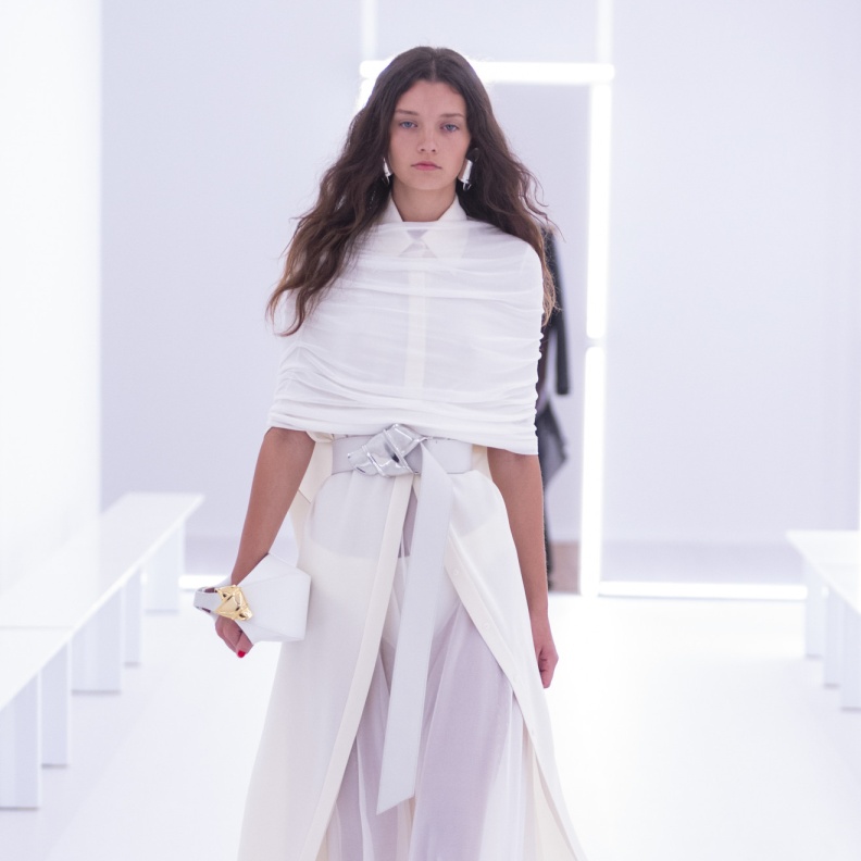 كم فستاناً أبيضاً تحتاجين في خزانتك هذا الربيع؟