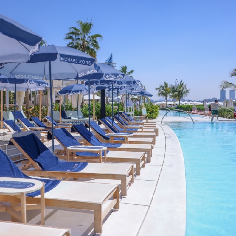 دار مايكل كورس تطلق أول فعالية شاطئية مع نادي  MICHAEL KORS BEACH CLUB  في  THE 305 بدبي