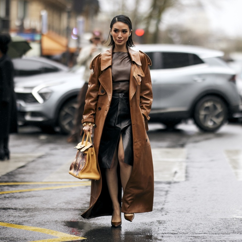 أناقة المعاطف في شوارع باريس لموسم خريف وشتاء 2024-2025