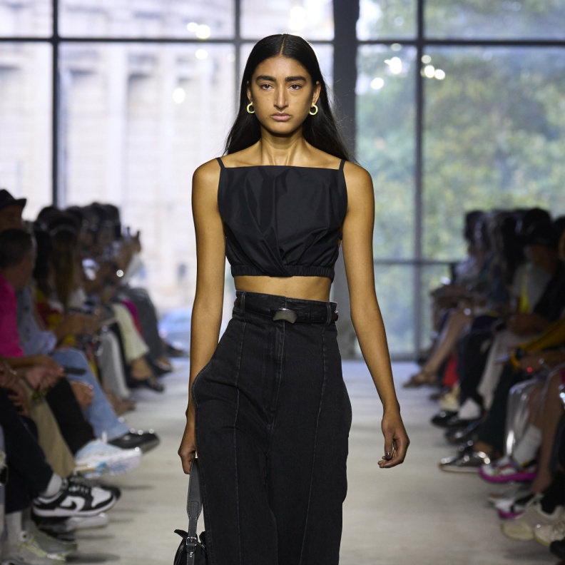 لماذا تفضل النساء تصاميم البناطيل ذات الخصر العالي؟