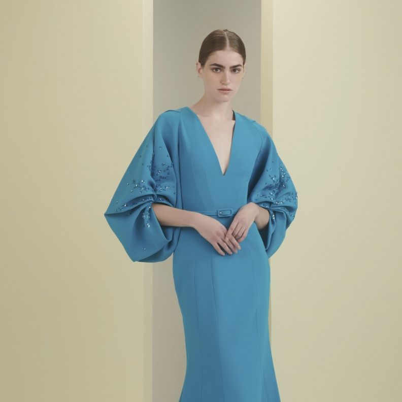 أناقتك خلال الأمسيات الرمضانية مع الفساتين الزرقاء المحتشمة