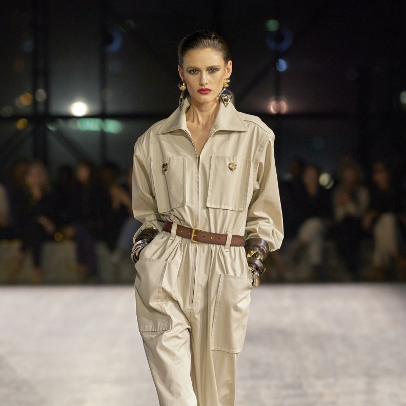 صيحة الجمبسوت البيج تضفي أناقة لا مثيل لها في ربيع 2024