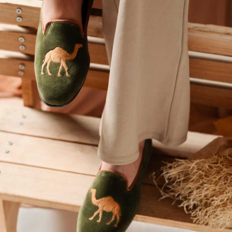 خاص "هي": المصممة السعودية نورا الحارثي تطلق أول مجموعة للأحذية مستوحاة من الإبل العربي 