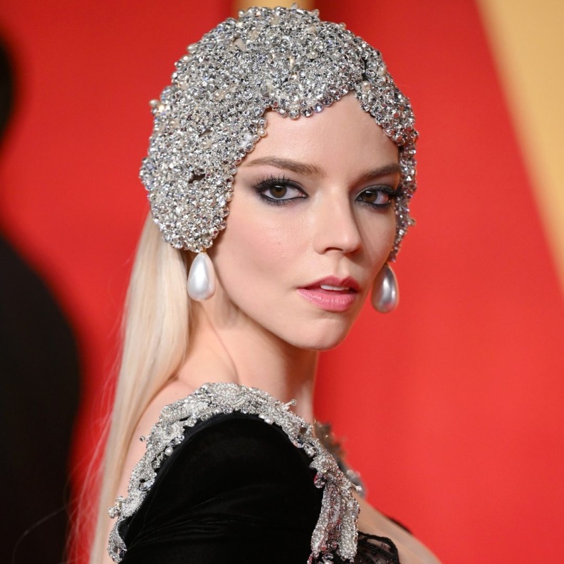 مكياج سموكي أسود بأسلوب النجمة Anya Taylor-Joy يضمن لك إطلالة شرقية ومتألقة 