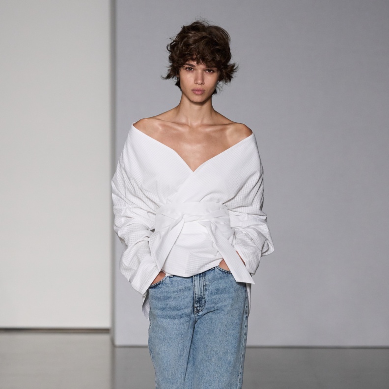 القميص الأبيض مع بنطلون الجينز أبعد ما يكون عن الستايلات الكلاسيكية