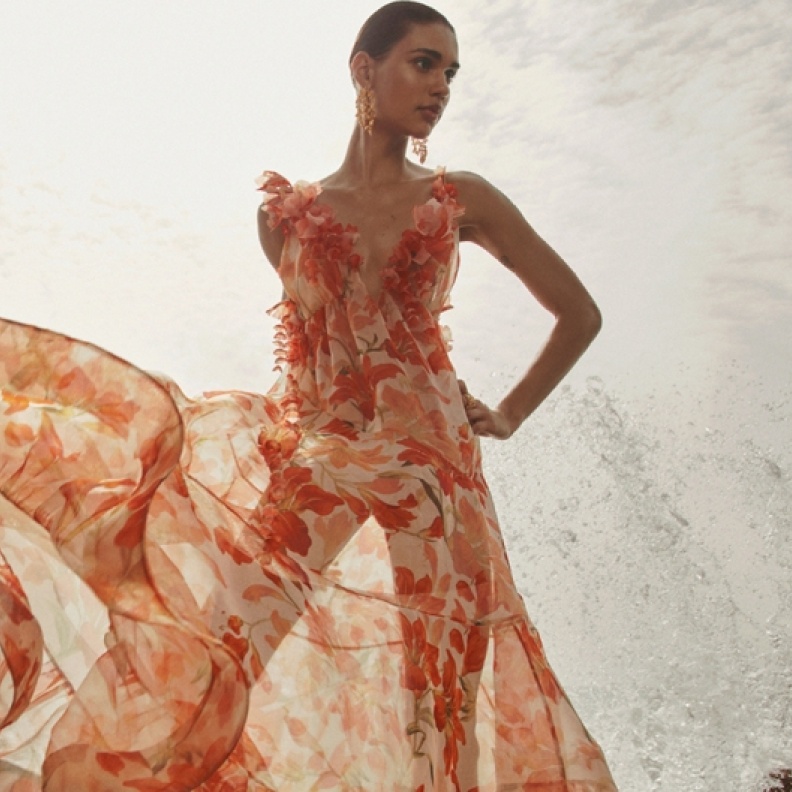 انطلقي نحو إجازتكِ القادمة بتصاميم مُفعمة بالحياة على Mytheresa