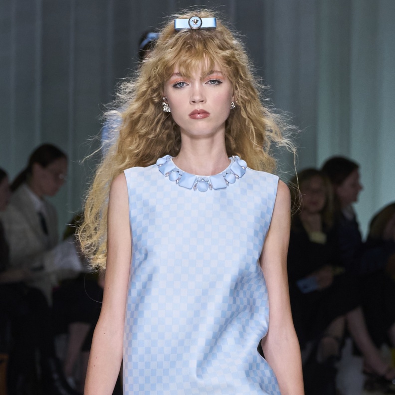 إطلالة ناعمة للمراهقات من Versace 