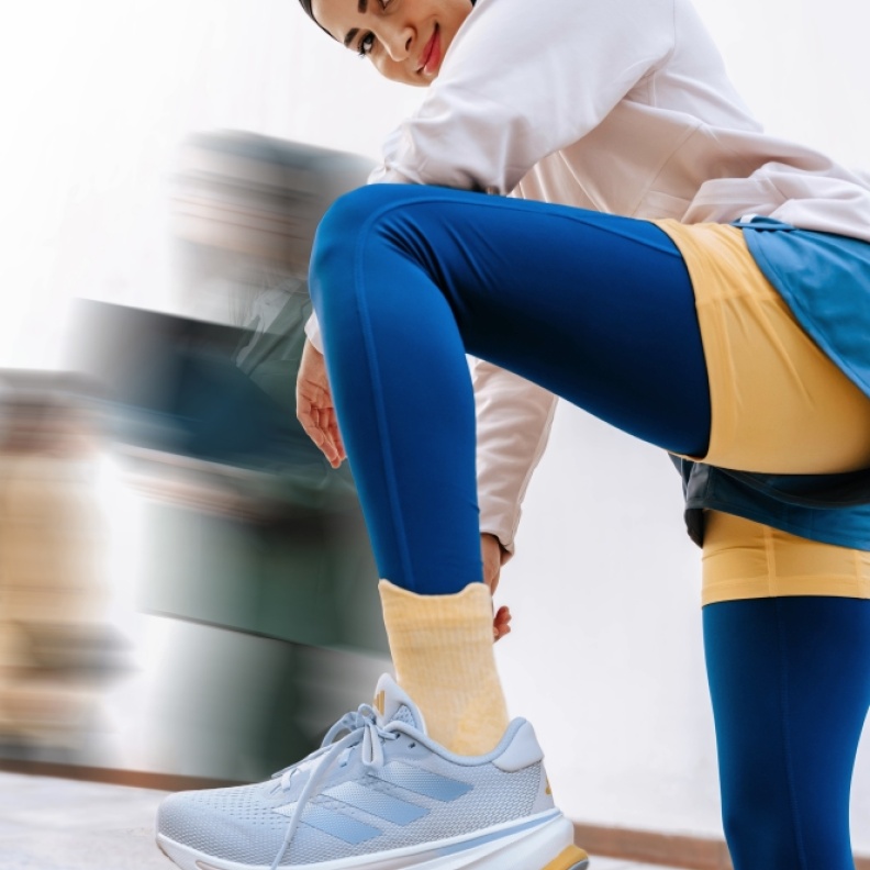 أديداس تُطلق ألوان جديدة من علامتها المريحة SUPERNOVA المُصمّمة للتخلص من السبب الرئيسي لانزعاج العدّائين