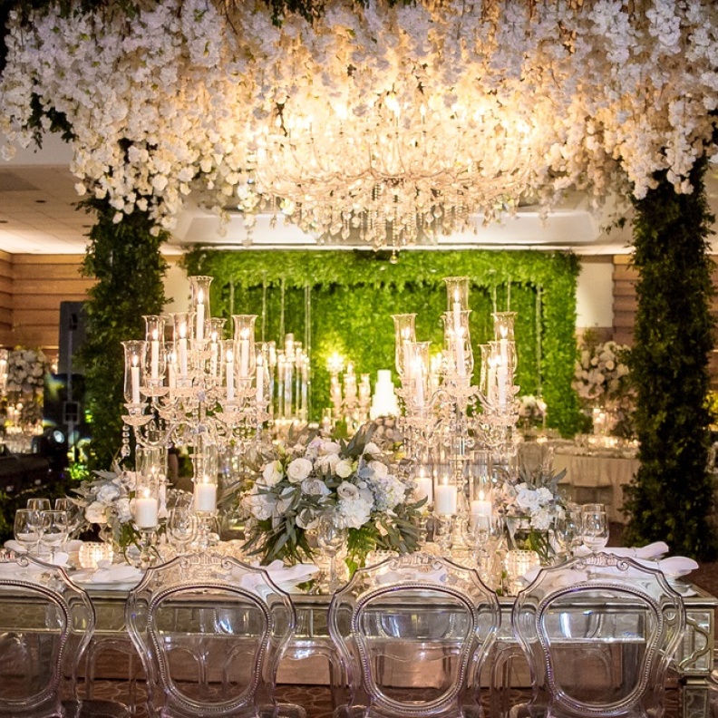 الشموع: الإكسسوار الرومانسي الذي يرافق كل حفلات الزفاف بسحر لا يقاوم