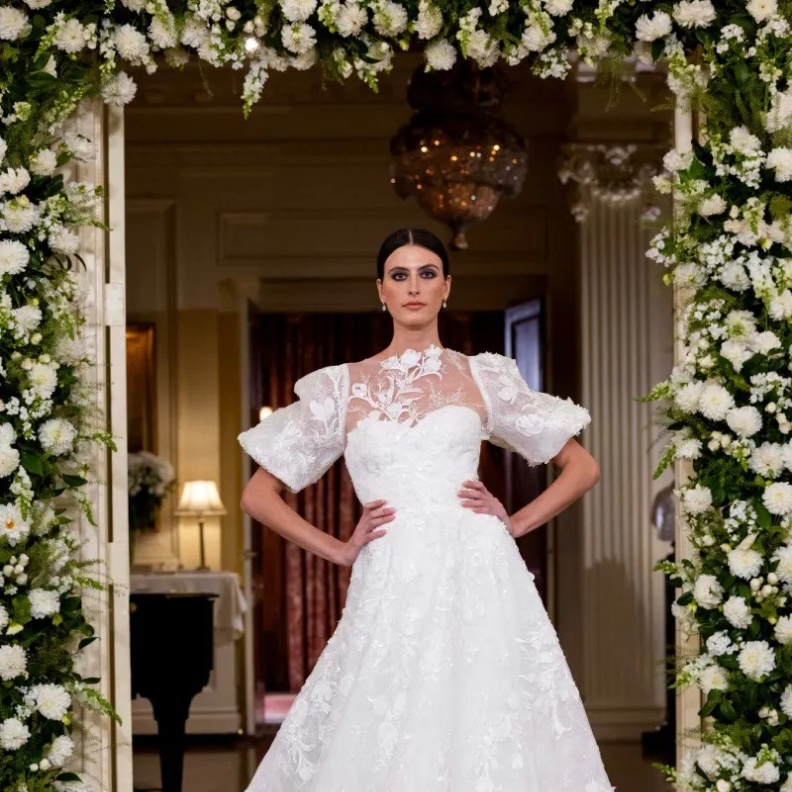 فستان زفاف مطبّع بالكامل بالورود من Nardos