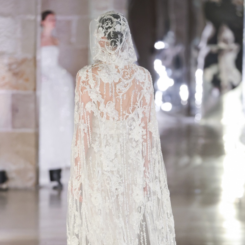 الطرحة بالدانتيل من إيلي صعب لربيع وصيف 2024