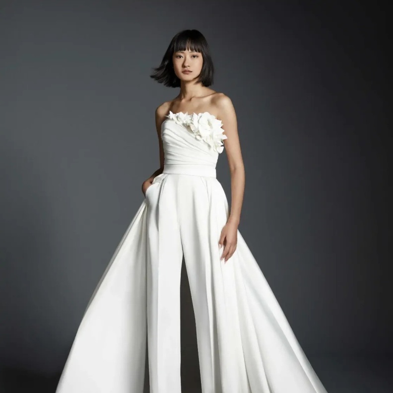 فساتين زفاف ناعمة بعيدة عن التكليف من أشهر المصممين لعروس الخريف