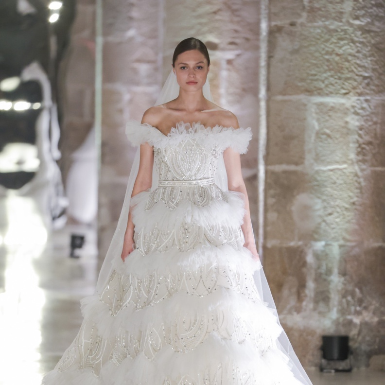 فساتين زفاف أوف شولدر بتصاميم آخاذةلعروس العام