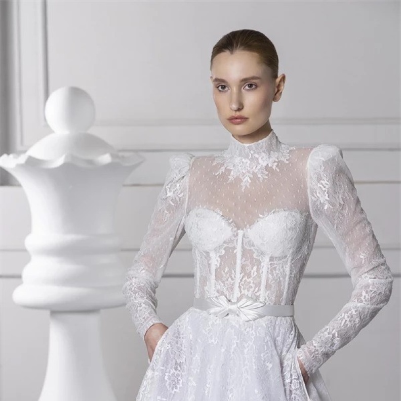 تصاميم فساتين زفاف بياقة عالية تدير الرؤوس نحو عروس 2024