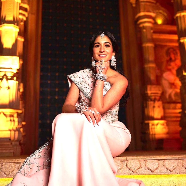 الساري الهندي لإطلالات الزفاف بتوقيع مصممين عالميين