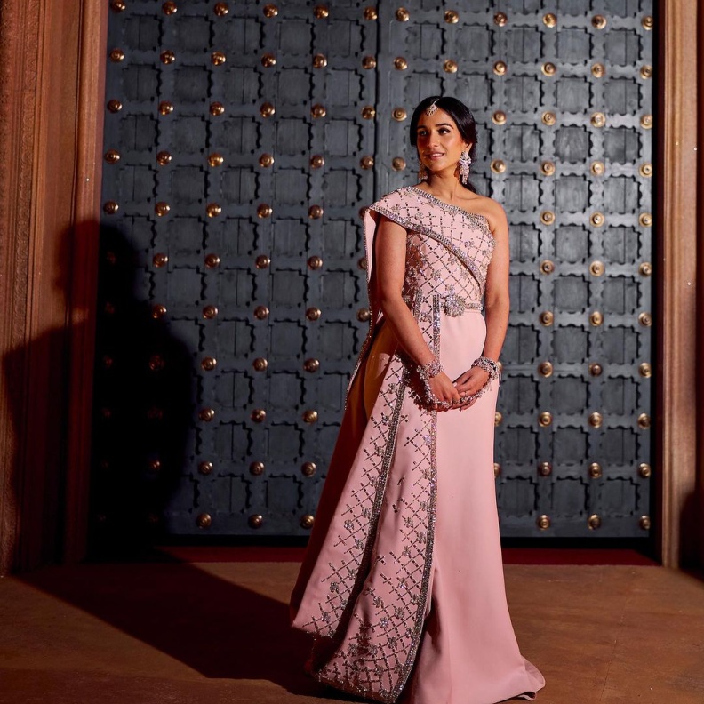 خاص: المصمم محمد آشي يشارك "هي" تفاصيل إطلالة عروس السنة راديكاميرشانت