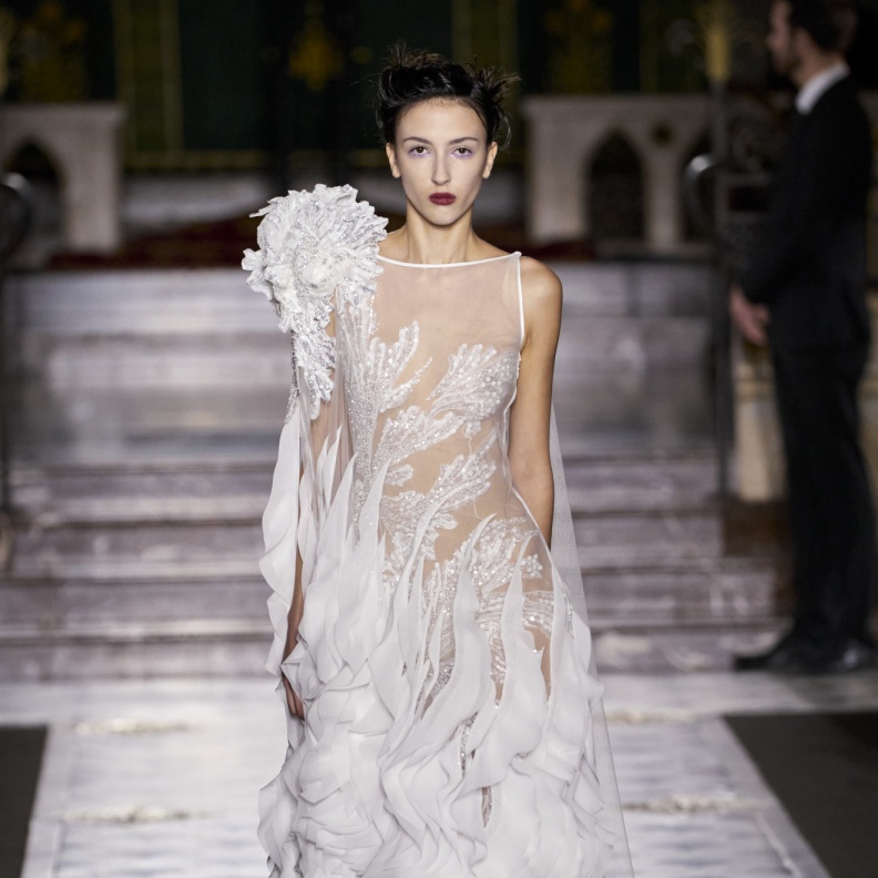 فساتين زفاف بكايب طويل لإطلالات عرائسية استثنائية هذا الخريف