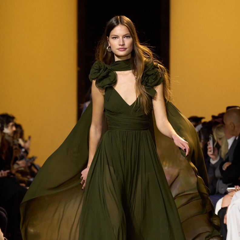 أناقة إطلالات شقيقة العروس من أسبوع الموضة في باريس لخريف 2024