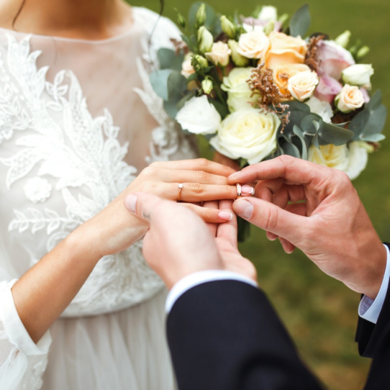 كيف تختارين موعد إقامة حفل زفافك؟