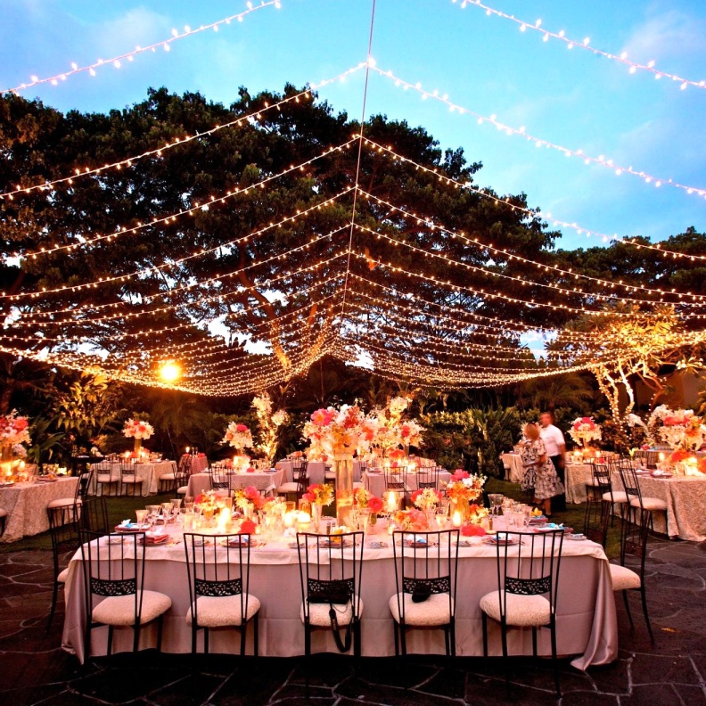 اختاري الأضواء الدافئة لاحتفال زفافك المسائي