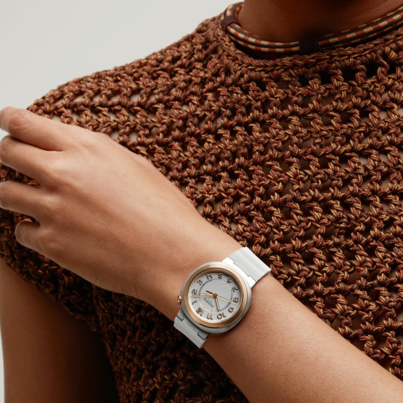 هيرميس تقدم ساعات راقية في معرض الساعات والعجائب 2024