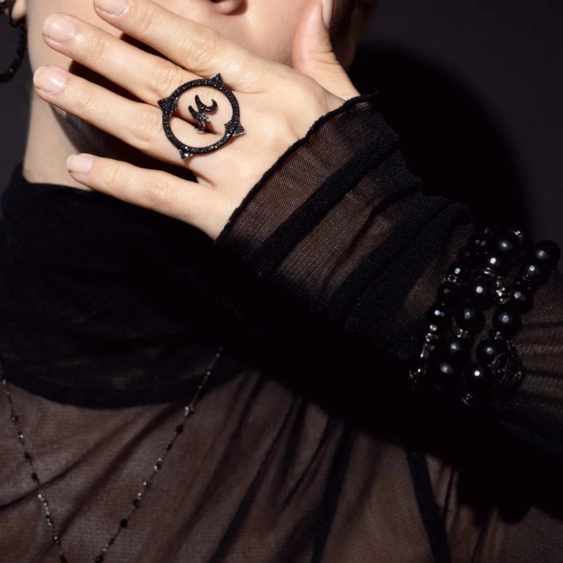 أساور مرصّعة بالجزع من لوردي رودكين Loree Rodkin 