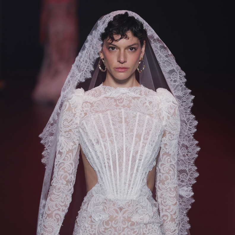 أكمام الدانتيل في فساتين زفاف Yolancris