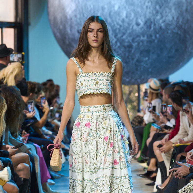 إطلالة بقطعتين من تصميم إيلي صعب