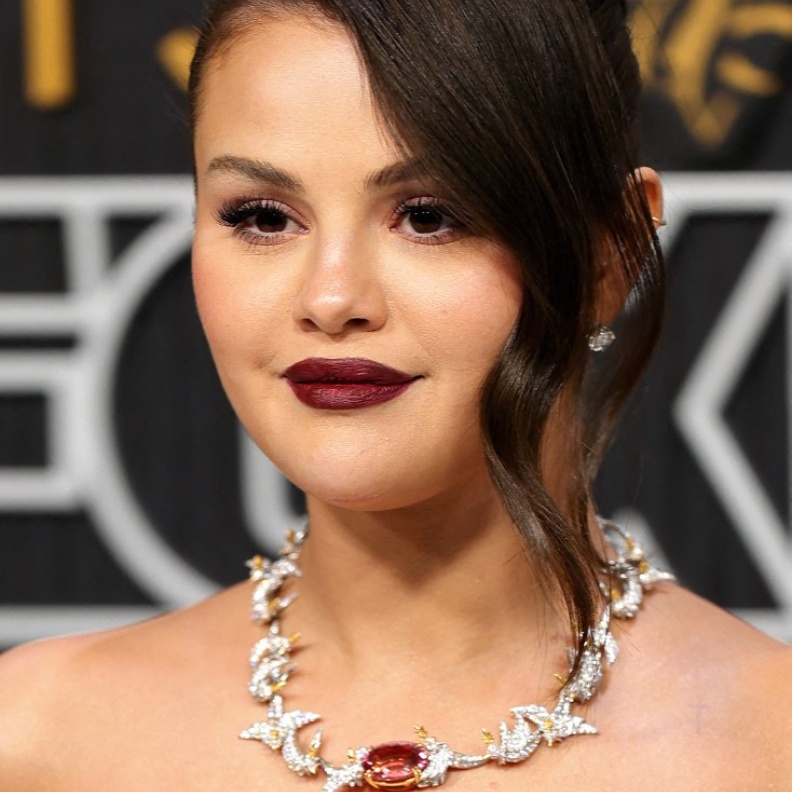 أحمر الشفاه القوي صيحة أساسية في عيد الفطر 2024