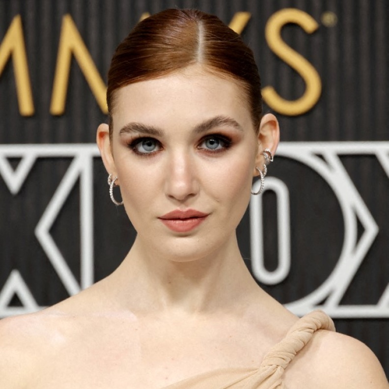 إطلالات عيد الفطر 2024 ورسمات المكياج البني تحاكي أناقة النجمات