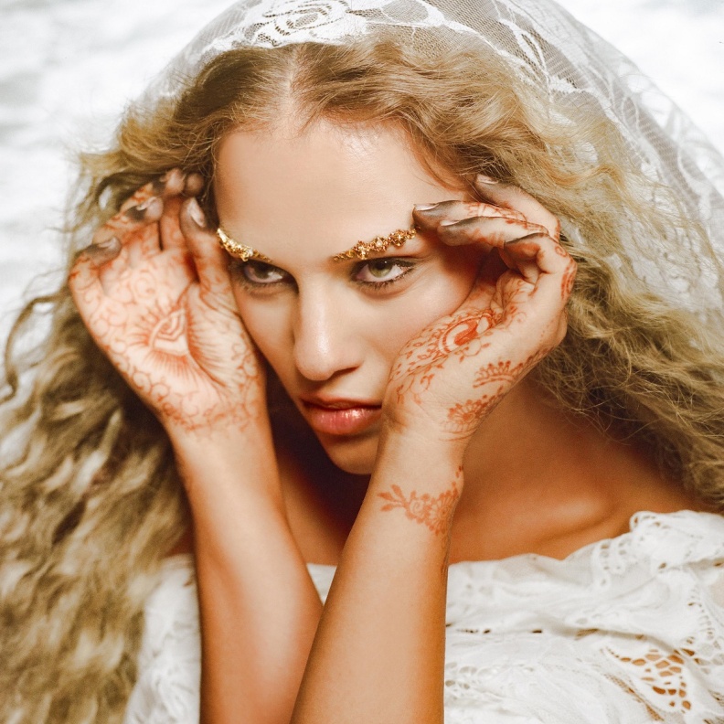  إليانا في ألبوم "وُلدتُ"