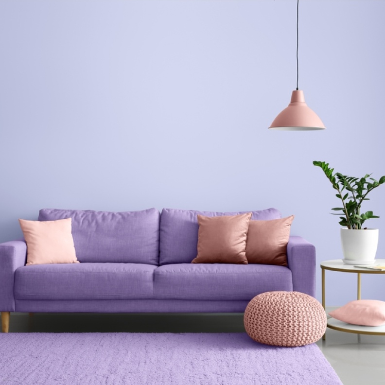 استبدلي الكراسي الرسمية ذات الذراعين بمقاعد تناسب أسلوب حياتك ومساحتك