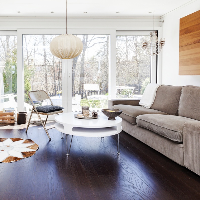 الأرضيات الداكنة لغرفة المعيشة، تساعد على زيادة قيمة المنزل