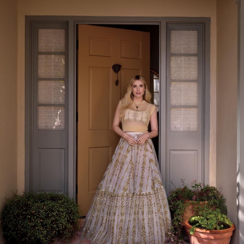 الممثلة الأمريكية إيما روبرتس أمام منزلها في لوس أنجلوس