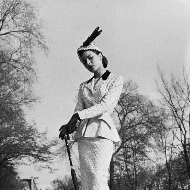 التنورة البنسل اضافة تاريخية مهمة لأرشيف الموضة وهاهي تعود لموسم ربيع 2024