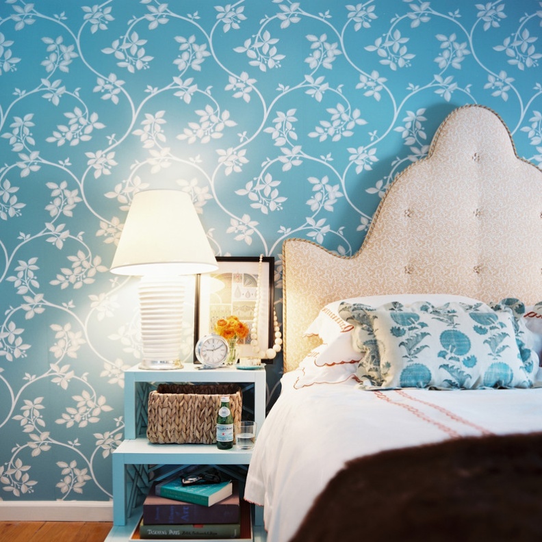 تهيمن الأنماط الكبيرة الحجم لورق الحائط على الغرفة وتصبح هي النقطة المحورية