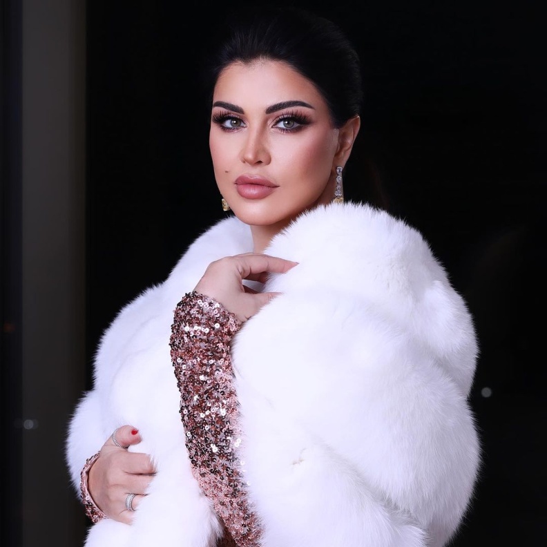 جومانا مراد بأقراط مُتدلية مرصّعة بالألماس